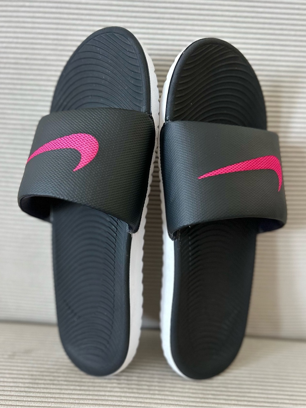 Nike Women’s Kawa Slide in the Black/Vivid Pink size 9 - Picture 5 of 8